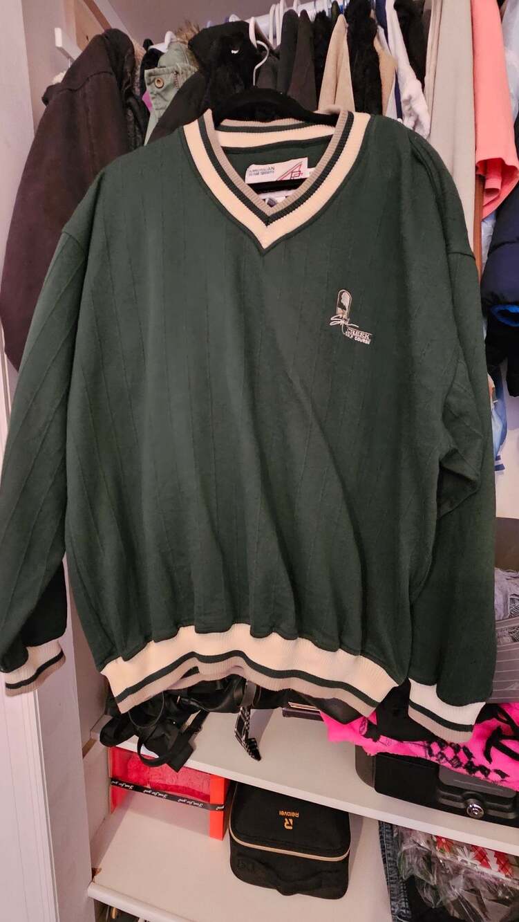 American Team Sports V-Neck Pullover Sweater Green Golf Course